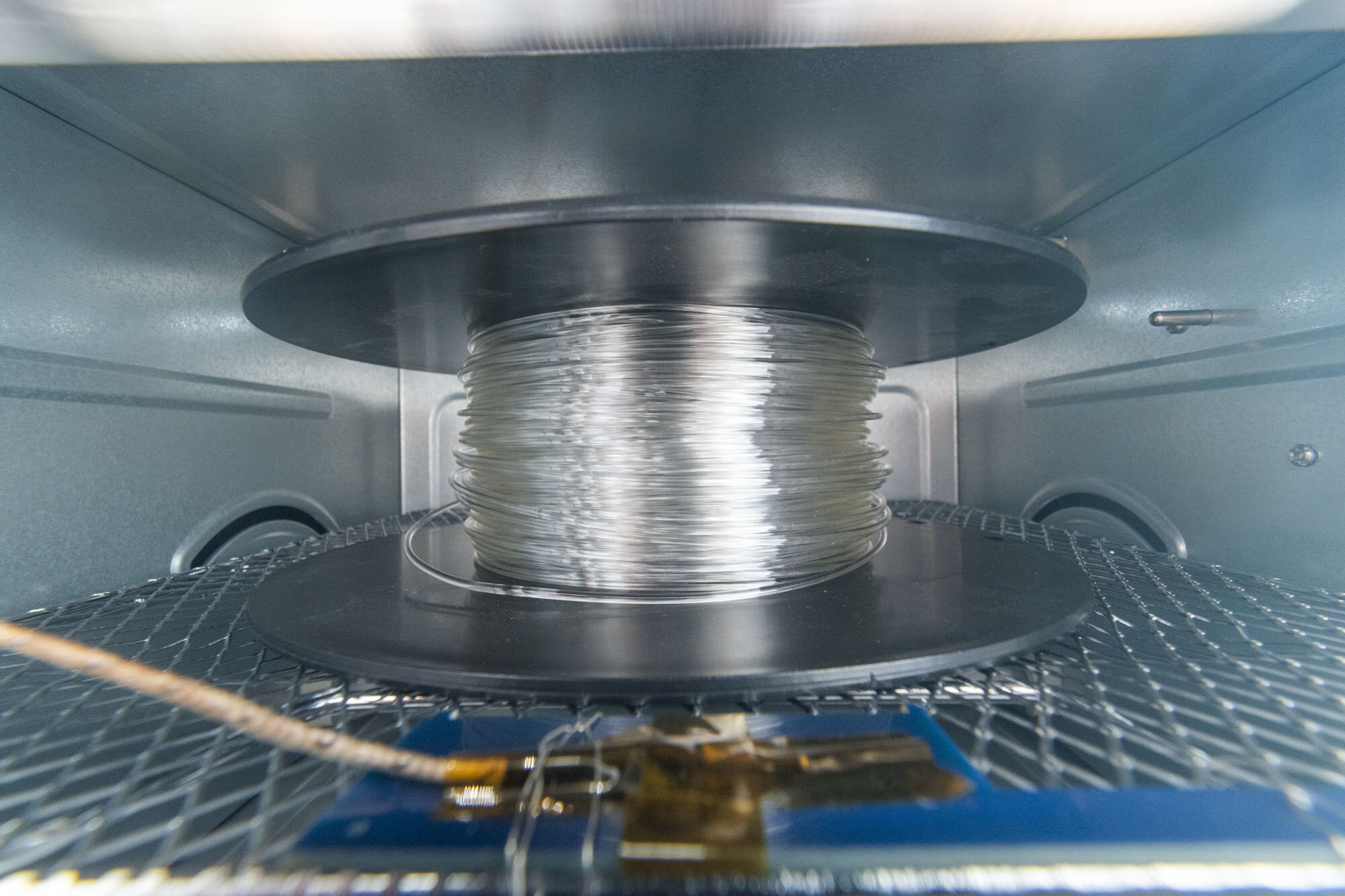 オーブンの中の透明フィラメント